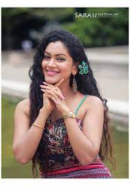 Pin By Chinthaka Karunaratna On Hot Wedding Video Songs Cute Engagement Photos Engagement Photo Shoot Poses