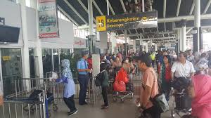 Rp 50.000 waktu tempuh : Bukan Ditiadakan Jasa Porter Di Bandara Soekarno Hatta Kini Digratiskan Okezone Nasional