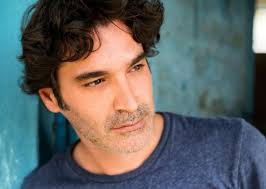 Ο χριστόφορος παπακαλιάτης γεννήθηκε στις 23 δεκεμβρίου του 1974.είναι έλληνας ηθοποιός, σκηνοθέτης και συγγραφέας. O Xristoforos Papakaliaths Dinei Synentey3h Sto Childit Gr Childit Ta Panta Gia To Paidi