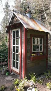 Pallet Shed Red Accents Love It In 2020 Garten Gerateschuppen Schuppen Design Gewachshausplane