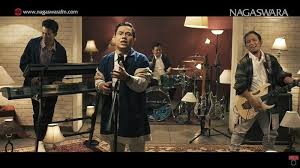 Sebenarnya kolaborasi fitri dan wali ini sudah dibocorkannya sejak akhir tahun 2019, lalu. Lirik Lagu Dan Video Klip Lagu Terbaru Wali Band Lamar Aku Diciptakan Oleh Apoy Tribun Batam