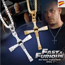 Colgante De La Saga Fast Furious Luce Esta Replica De La Cruz De Toretto El Personaje Prin Cross Pendant Necklace Cross Necklace Cross Pendant Necklace Men