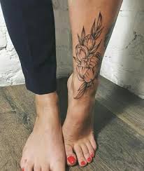 Se faire un tatouage à la cheville. 35 Tatouages A Adopter Sur Les Chevilles Photos Tatouage Cheville Tatouage Fleur Tatouage