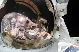 انعكاس صورة الأرض على خوذة رائد الفضاء مايكل فوزوم Astronomy Pictures Planets Earth From Space