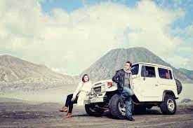 Gunung pancar menawarkan pesona pegunungan yang masih asri ditambahkan keindahan alam. Prewedding Outdoor Gunung Bromo
