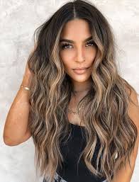 Por supuesto, rejuvenecer no pasa por teñirte de rubia también hay tonos que favorecen a las castañas. 180 Ideas De Decoloracion En 2021 Coloracion De Cabello Peinados Look De Cabello