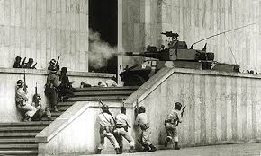 Una manifestación para reclamar justicia por los desaparecidos en la toma al palacio de justicia, en 1995, en colombia. 35 Anos De La Toma Del Palacio De Justicia Video La Prensa 7 Dias