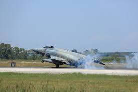 Runway) είναι η καθορισμένη ορθογώνια περιοχή που βρίσκεται σε ένα αεροδρόμιο και η οποία προορίζεται για τις προσγειώσεις και απογειώσεις των αεροσκαφών. 117 Pm Andrabidas Oi Kyriarxoi Twn Ai8erwn Patrisnews Efhmerida Patris Hleias
