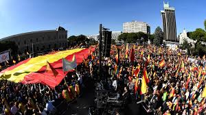 La otra foto de colón. Vox Despliega Una Bandera De 50 Metros Y Concentra A Miles De Personas En Madrid Por La Unidad De Espana