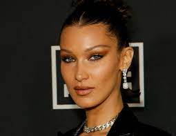 Белла — младшая сестра модели джиджи хадид. Osinaya Taliya I Pyshnaya Grud Bella Hadid Ogolilas Na Domashnem Karantine