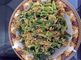 Ciri khas urap yaitu menggunakan kencur dalam campuran bumbunya, sehingga menimbulkan aroma dan rasa kencur yang kuat. Resep Masakan Urap Sayuran Khas Sunda Resep Makanan Khas Daerah