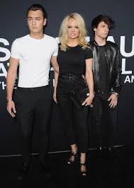 Родилась в городке ледисмит, британская колумбия. Deti Pamely Anderson I Ih Foto