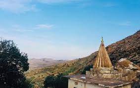 مزار ايزي في جبل سنجار يعد مزار ايزي أحد المزارات الدينية المهمة جدا لدى الايزيديين و يقع أيضا في جبل سنجار في محافظة نينون الصورة تم التقاطها من شاب ايزيد