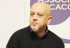 A native of milan, ruggeri made his debut in the 1970s with the punk band decibel. Enrico Ruggeri Sta Ancora Male Laringotracheite Acuta Il Cantante Rompe Il Silenzio Sui Social