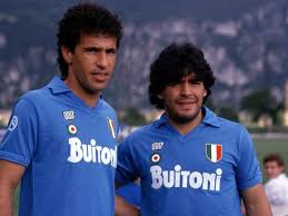 Napoli il omagiaza pe maradona cu o fotografie in tricoul azzuro: Neapel Legende Diego Maradona Sorgt Fur Unterstutzung Goal Com