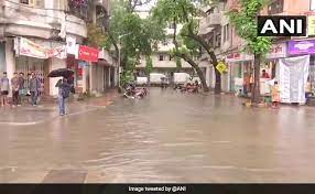 33 / 31 °c humidity: Mumbai Weather Live Updates Heavy Rainfall In Mumbai Expected To Continue Road Traffic Hit
