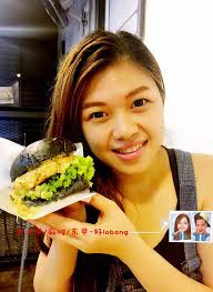 马六甲目前超火红的人气美食～The Burgerss🍔🍟  这一间马六甲独有的汉堡专卖店，目前虽然营业不到一星期，却已经成为许多人近期的讨论话题之一😍  这里的特色在于他们的汉堡肉全都是自制的，分成鸡肉汉堡和牛肉汉堡。牛肉汉堡是以烤为主，鸡肉汉堡则分为烤和炸两种方式 ...