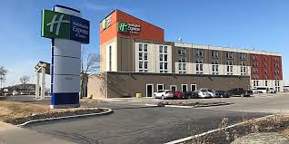 What food & drink options are available at holiday inn express edinburgh airport? Mississauga Hotels With Pool Holiday Inn Express Suites Toronto Airport West