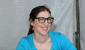 Während amy mit penny und bernadette ein hochzeitskleid kaufen geht, braucht sheldon für seine neueste wissenschaftstheorie 500 millionen dollar an forschungsgeldern. The Big Bang Theory Das Ist Das Brautkleid Von Amy Hochzeit Im