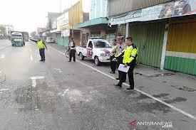 Di samping itu, petugas gabungan dari satpol pp, polisi dan tni menjaga ketat alur antrean agar tidak menumpuk dan menimbulkan kerumunan. Polisi Tangani Kecelakaan Di Jombang Akibatkan Tiga Orang Meninggal Antara News