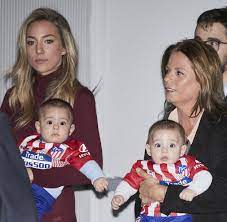 8 902 520 · обсуждают: Alvaro Morata Wahrend Er Spielte Uberfielen Maskierte Seine Familie Welt
