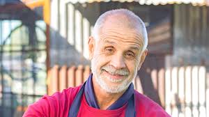 Juan Alcalde: el poeta que no deja nada de sí mismo sin sangrar