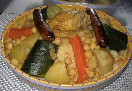 Voila Quelques Jours Je Me Suis Trouve Sur Le Blog De Notre Amie Samar J Ai Decouvert Un Couscous Juste Au Poulet Qui Poulet Legumes Couscous Poulet Poulet