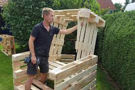 Geflochtene weidensesseln mit hochgezogenem rückenteil sind seit dem ende des 16. Strandkorb Aus Paletten Fur Den Strand Oder Ihren Garten Scholz Holzdesign