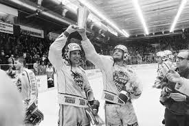 Kai nurmi avgör i scandinavium mot björklöven i den 5:e och avgörande sm finalen den 25 mars, inför 8689 åskådare. Bjorkloven Tog Guld 1987 Toppar Hockeyallsvenskan Och Ska Till Shl