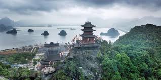 Với vị trí đắc địa phía trước là hồ lục nhạc, phía sau là núi thất tinh, khách xá tam chúc, bên cạnh là chùa tam chúc. Tour Ha Ná»™i Chua Tam Chuc NgÅ© Ä'á»™ng Thi SÆ¡n 1 Ngay Ä'áº¡i Nam Travel