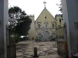 Christmas decorations at st peter's church on hill road bandra.seen in front of the church is the marble statue of christ with the inscription i am the resurrection and the life. St Andrew S Church Mumbai Wikipedia
