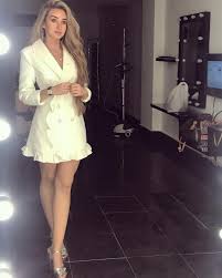 صور هنا الزاهد بفستان قصير ابيض عارية السيقان Womens Casual Outfits Egyptian Beauty Beauty Full Girl