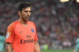 With more trophies and individual accolades than you can count, gigi is widely regarded as the greatest goalkeeper in the history of the game. Paris Saint Germain Gigi Buffon Soll Bis 2021 Unterschreiben