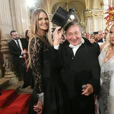 Maybe you would like to learn more about one of these? Wiener Opernball 2019 Richard Mortel Lugner Tanzt Mit Elle Macpherson Der Spiegel