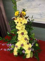 Giraffe Made Out Of Carnations And Button Mums Animal Flower Arrangements Flower Arrangements Flower Arrangements Simple