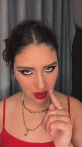 Personaje de “Lola Calvo” en Celia Cruz (2015). Un poco loquita esta mujer.  Psdt: No tengo carie, solo no tengo un dientecito 😡🙄🦷😁 #parati #actriz  #actuacion #acting #celiacruz #lolacalvo #escena ...