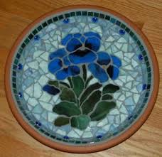 My First Mosaic Done On A Large Clay Saucer Using Stained Glass And Glass Gems Mozaic Sanati Tablolar Mozaik