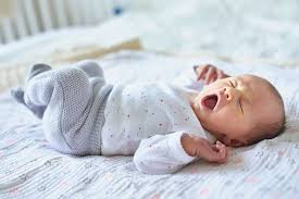 schlafen wie lernt mein baby den tag nacht rhythmus babyartikel de magazin in 2020 hebamme neugeborene baby lernen