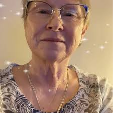 Mi hermana hizo esta cama de madera tallada, pero nadie aprecia su trabajo.  🥰👌💖