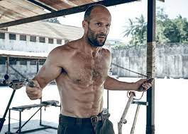 Jako člen anglického potápěčského týmu se umístil 12. Jason Statham Workout Und Ernahrung Plan Trainingsplan Muskelaufbau Trainingsplan Fitness Workouts