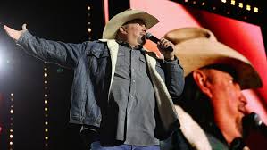 Country superstar Garth Brooks didn't just travel to Green Bay with wife Trisha Yearwood for her tour stop at the Meyer Theatre. Then he did this ... See link below ⬇️ 📸