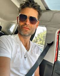 Pies en el suelo, cabeza en el cielo. Detenerse no es una opción. #instapic  #instagood #instalike #reflexion #goals #picoftheday #actorslife #actor  #notgiveup #dreams #picoftheday 💜🍄💥🔝