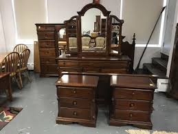 What bedroom set material is most durable? Broyhill 5 Piece Bedroom Set Tom Hall Auctions Inc