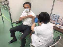 May 24, 2021 · 神奈川県三浦市の新型コロナワクチン集団接種で行列トラブル発生！ 5月23日神奈川県三浦市の市総合体育館「潮風アリーナ」で新型コロナワクチン集団接種がスタートしました。この日は65歳以上の高齢者を対象に始まり予約した約1250人が接種を受けましたが、午前中に午後の予約の人が並ぶ. ç¥žå¥ˆå·çœŒçŸ¥äº‹ æ±äº¬ã®å¤§è¦æ¨¡ä¼šå ´ã§ãƒ¯ã‚¯ãƒãƒ³æŽ¥ç¨® Snsã§æ‰¹åˆ¤ã‚‚ æ¯Žæ—¥æ–°èž
