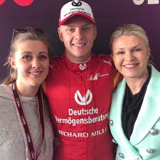 Очевидно, сейчас михаэль чувствует себя лучше — именно поэтому семья решилась на переезд и операцию.какое именно лечение. Poslednie Novosti O Mihaele Shumahere Kak Zhivut Deti Chempiona Formuly 1 Telekanal Futbol