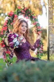 Dış mekanda, harici ışık kullanarak çekim yapmak isteyen fotoğrafçılar ve modelle. Dugun Fotograflarinizin Dis Cekimleri Nasil Mi Olmali