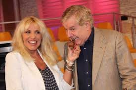 La scorsa settimana claudio lippi, da un anno accanto a elisa isordi ne 'la prova del cuoco', è stato ospite di pierluigi il conduttore è sempre stato molto attento dalla sua privacy e in effetti in pochi sanno che, in realtà, ha una moglie e una figlia. Claudio Lippi Chi E Vita Privata Curiosita E Altezza
