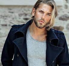 Jun 16, 2021 · tagli di capelli undercut moderni, acconciature che ci portano indietro ai magnifici anni ’90, sfumature taper classiche ed eleganti: Pin En Capelli Lunghi Uomo