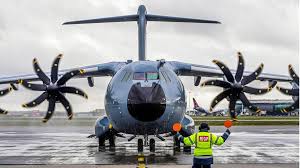 The a400m military plane sent by spain was carrying between 50 and 100 people. Airbus A400m Der Problemflieger Der Luftwaffe Fliegt Mehr Oder Weniger Stern De