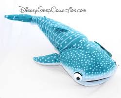 Dory, le poisson qui oublie tout et personnage attachant du monde de némo, a désormais son propre film, le monde de dory, visible en salles ce mercredi. Peluche Requin Baleine Destinee Disneyland Paris Le Monde De Dory 5